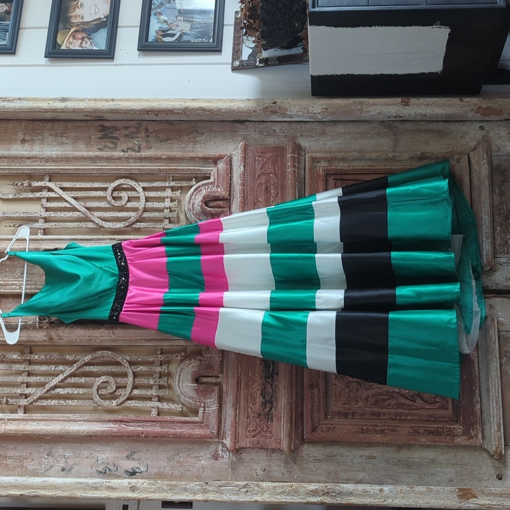 Sherri Hill Prom Formal Elegant Evening Dress Emerald Pink and Jet Black Size 6